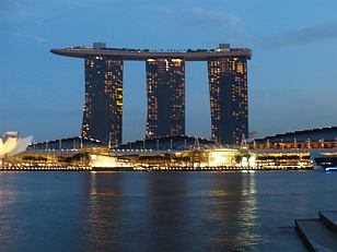 hotel Marina Bay Sands in the evening