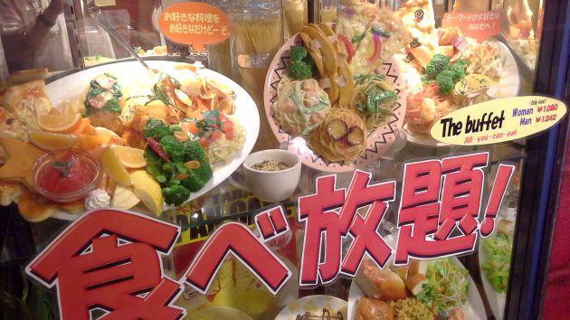 jdla z uml hmoty lkaj ped vchodem do restaurac v Tokiu