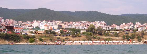 vlevo temná budova - restaurace s otevřenou vyhlídkou