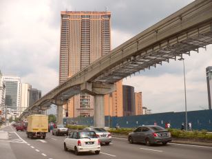 Koleje monorailu vedou deset metrů nad zemí