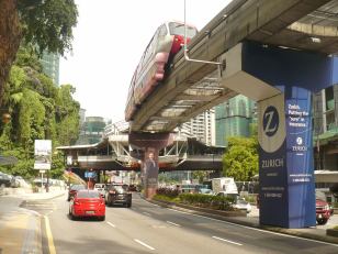Monorail přijíždí do stanice