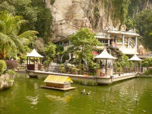 Pozlacená socha "Murugan" v Batu Caves na okraji Kualy Lumpur