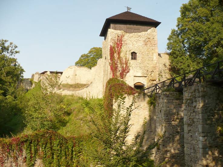Hrad Lukov - vstupní most na pilířích